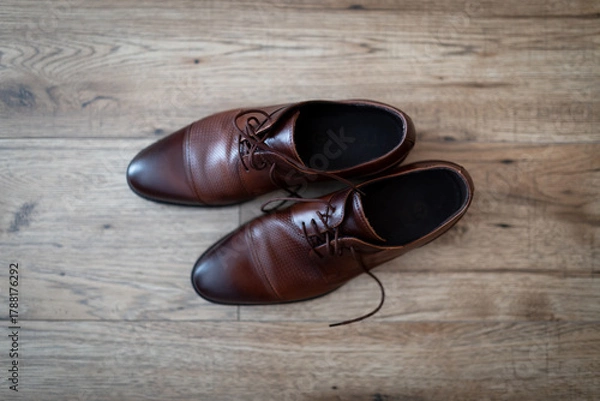 Fototapeta pantofle Pana młodego na jasnych panelach