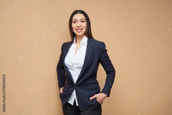 Fototapeta  business woman, isolated on pastel background with copyspace at right side