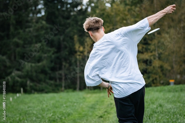 Fototapeta discgolf player throwing a disc