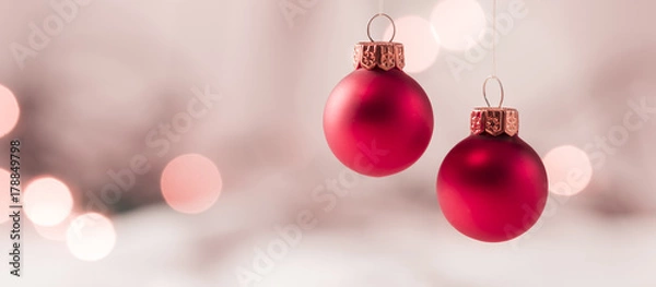 Obraz Hängende Weihnachtskugeln mit weichem Lichter Bokeh 
