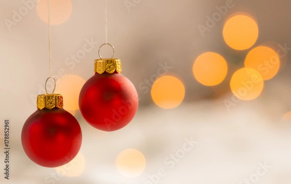 Obraz Hängende Weihnachtskugeln mit weichem Lichter Bokeh 