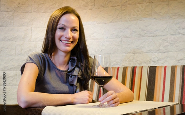 Obraz Junge Werintrinkerin