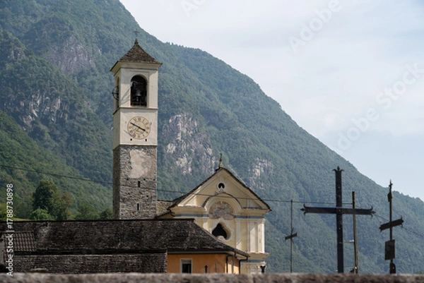 Fototapeta Lavertezzo, Switzerland - August 14, 2025: Beautiful village Lavertezzo and the crystal clear and calm waters of the Verzasca stream. A popular tourist destination in Ticino, Switzerland.