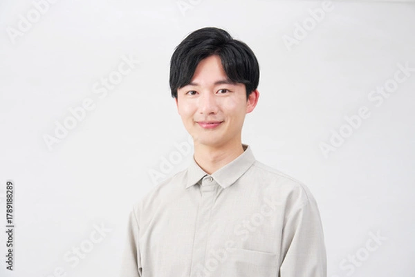 Obraz 男性　20代　ポートレート　白背景　カメラ目線