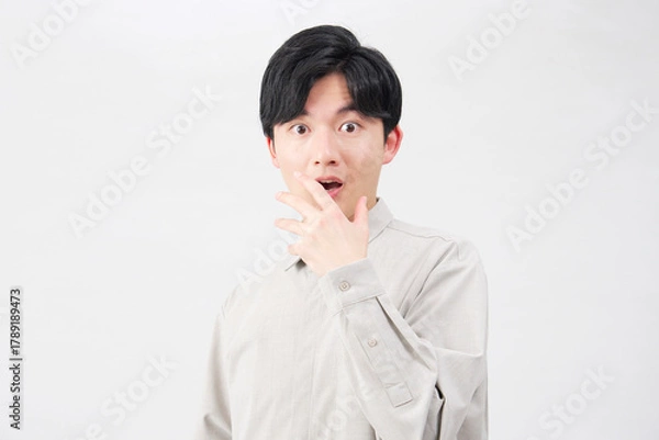 Obraz 男性　20代　驚く　白背景