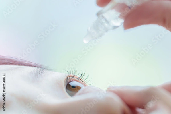 Obraz 目薬をさす女性の目元