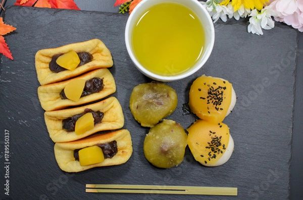 Obraz 秋の味覚の和菓子をいただく
