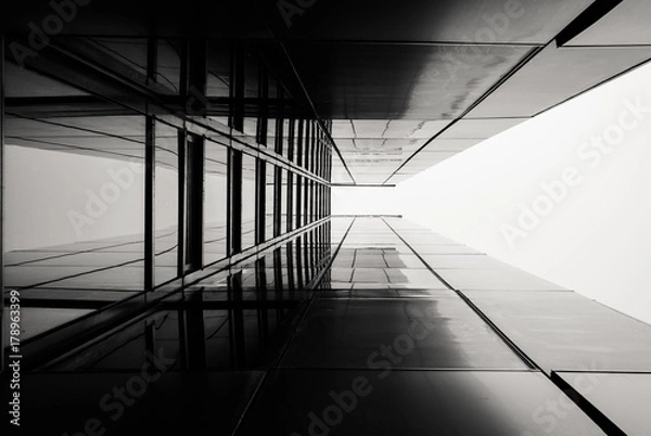 Fototapeta Urban Geometry, patrząc w górę. Nowoczesna architektura, budownictwo ze szkła i stali. Streszczenie projektu architektonicznego. Inspirujący, artystyczny wizerunek. Wzornictwo przemysłowe. Minimalny widok architektury. Budynek zewnętrzny