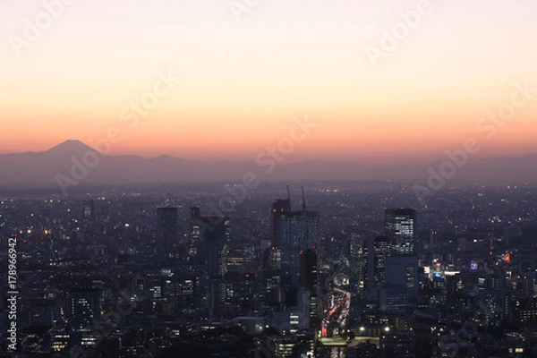 Fototapeta 日本の東京都市景観・都心から望む富士山。太陽が沈んだあともシルェツトが浮かび上がった（手前は、渋谷のビル群など）
