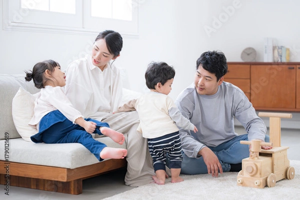 Obraz 仲良し家族の子育て・育児の日常　リビングでの子供のお世話全身　育児や子育ての様子