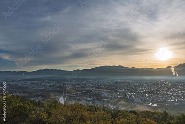 Obraz 薄い雲海と朝日と秩父の街並み