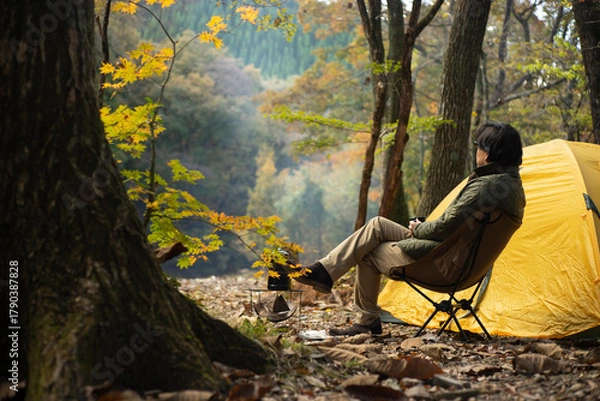 Obraz 秋のソロキャンプ を楽しむ男性