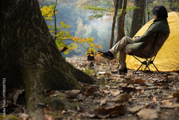 Obraz 秋のソロキャンプ を楽しむ男性
