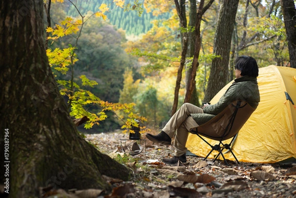 Obraz 秋のソロキャンプ を楽しむ男性