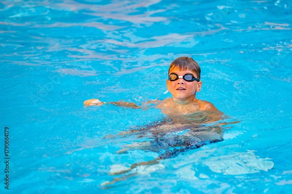 Fototapeta happy boy swimming in the pool