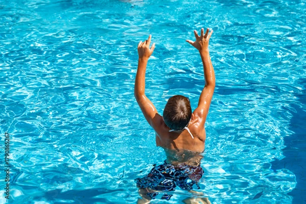 Fototapeta happy boy swimming in the pool