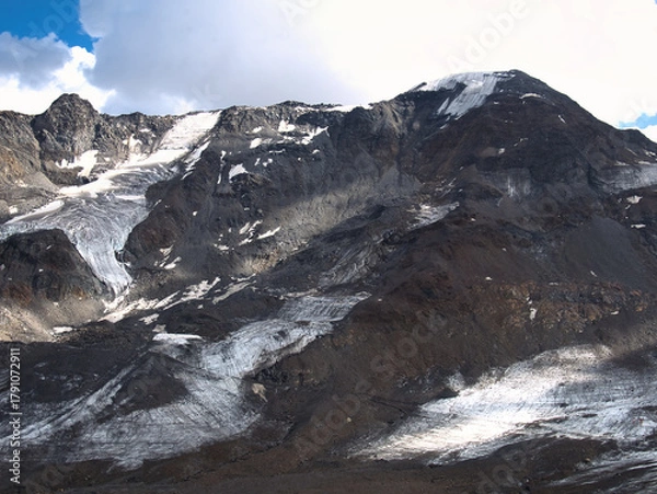 Fototapeta View on Weisseespitze peak (Cima del lago Bianco) in Kaunertal on a summer day