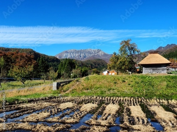 Obraz 秋の奥大山の風景　茅葺小屋　大山　御机