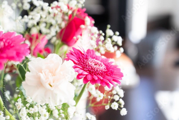 Obraz 柔らかい光に包まれた華やかなピンクガーベラの花束