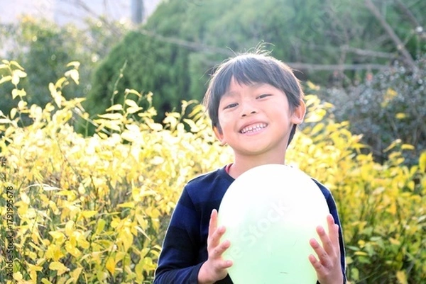 Obraz 秋の日差しの下で笑顔で楽しそうにしている小学生の男の子 アジアの日本人の子ども