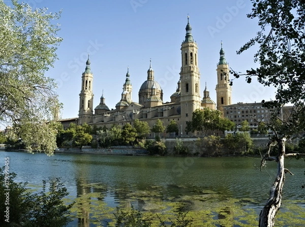 Fototapeta Basilica of Our Lady of the Pillar and the Ebro River