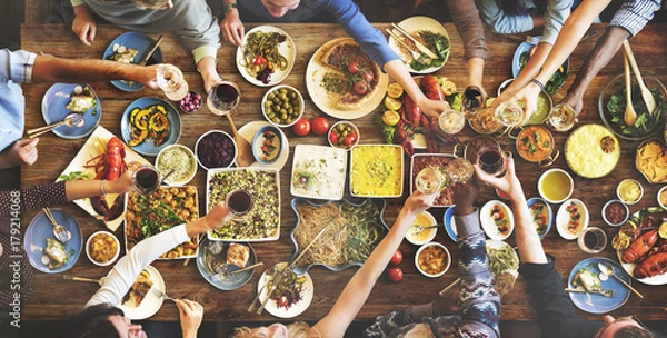 Fototapeta Grupa różnorodnych ludzi jadą razem lunch