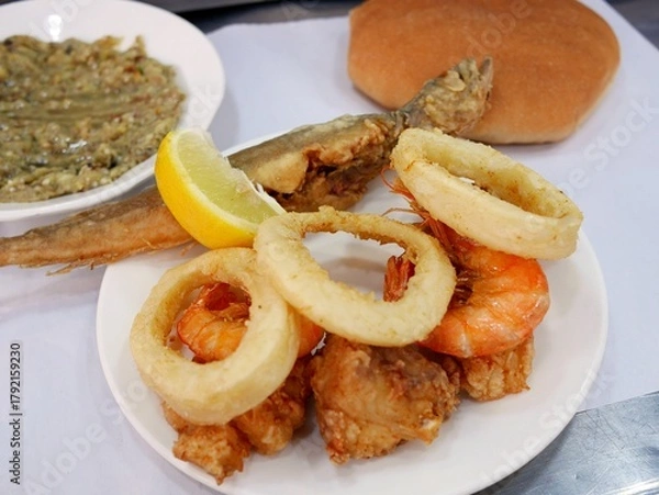 Obraz モロッコのマラケシュのジャマ・エル・フナ広場の屋台のシーフードフライとナスのペーストとパン