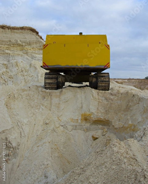 Fototapeta old abandoned yellow excavator in sandpit
