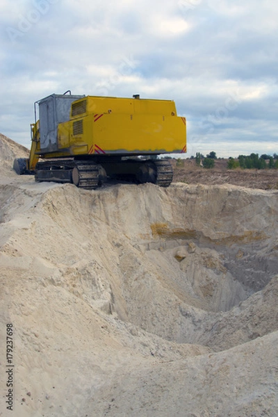 Fototapeta old abandoned yellow excavator in sandpit