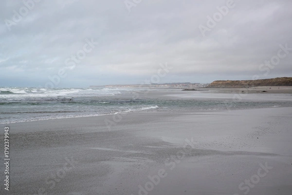 Fototapeta Plage de sable naturelle à marée basse. Eau calme, environnement paisible. Destination touristique, lieu de villégiature en bord de mer. Côte d'Opale, France. 