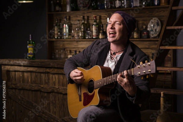 Obraz człowiek z gitarą, śpiewając piosenki w barze
