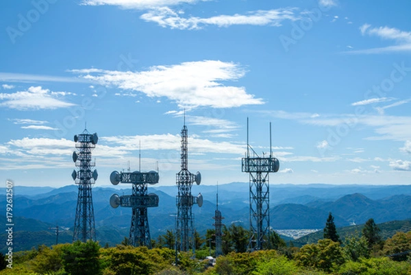 Obraz 茶臼山高原　萩太郎山から見える電波塔群（愛知県豊根村）