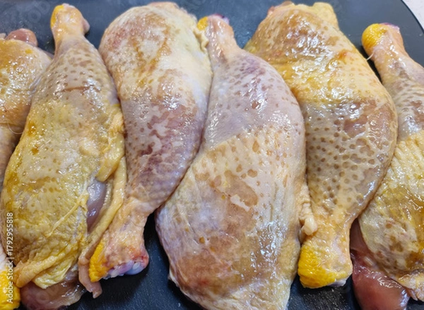 Fototapeta marinierte Hähnchenschenkel auf Ofengemüse