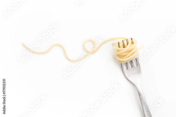 Fototapeta Zwykły makaron spaghetti gotowany na widelec z zawirowaniem, na białym tle.