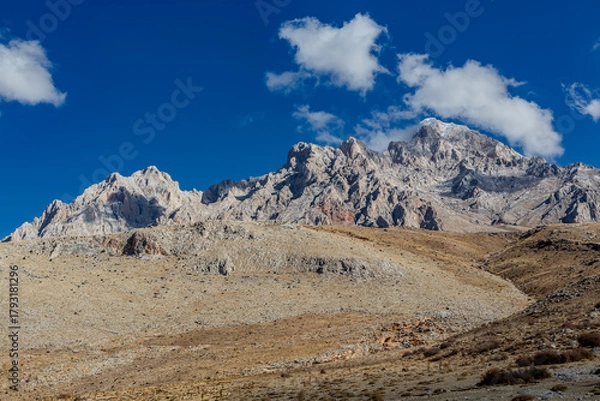 Fototapeta Demirkazık Peak in Niğde Province. Autumn in the Aladağlar Mountains. One of Türkiye's most famous and popular mountain ranges for outdoor sports and mountaineering.
