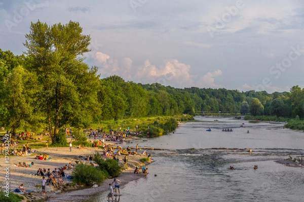 Fototapeta Kąpiący się na kamienistej plaży nad Isar w Monachium