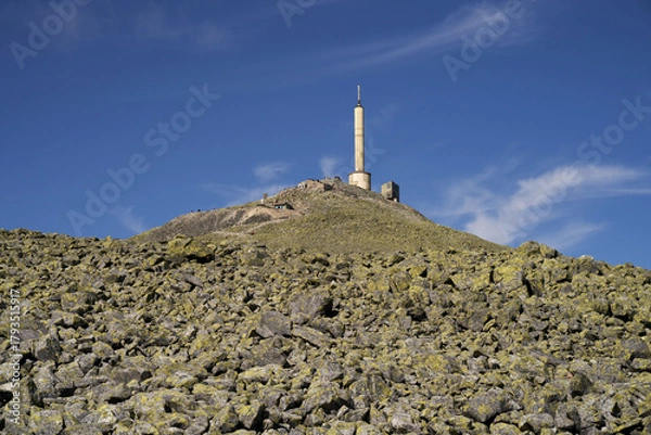 Fototapeta  "Gaustatoppen Summit with Observation Tower and Hikers on a Clear Summer Day in Telemark, Norway"