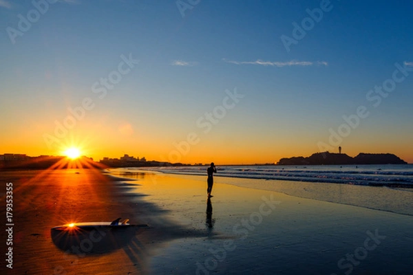 Fototapeta サーフボードと江の島サンライズ