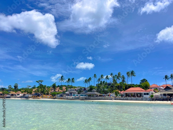 Fototapeta Many resorts and hotels at the shore of a white sand tropical beach in Chaweng, Koh Samui Island, Thailand