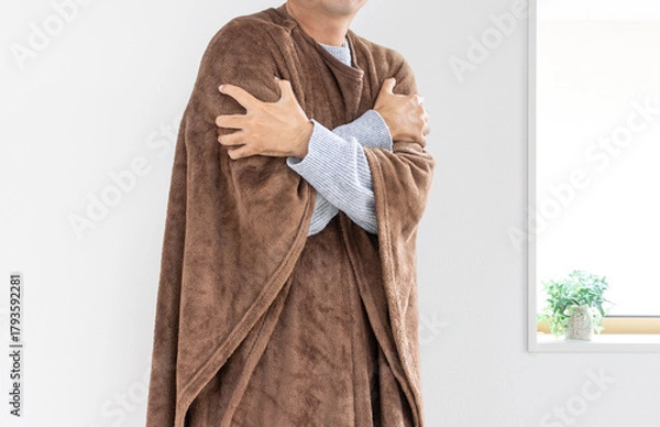Obraz 着る毛布を着て寒がる男性（30代、日本人、顔無し）