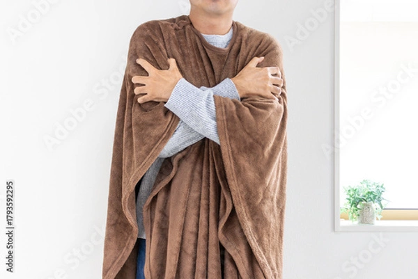 Obraz 着る毛布を着て寒がる男性（30代、日本人、顔無し）