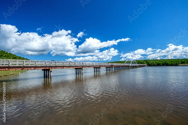 Obraz 【青森県十三湖】中の島が見える景色。鎌倉時代には十三湊（とさみなと）と呼ばれて栄えた湊があった。