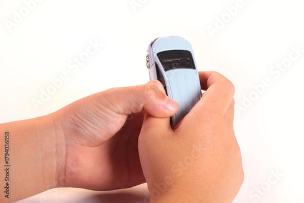 Obraz ミニカーを持つ幼児の手