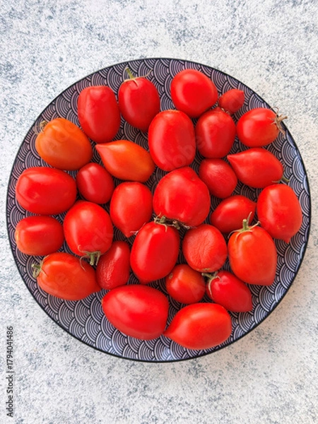 Obraz directly above shot of fresh homegrown cherry roma tomatoes on a plate