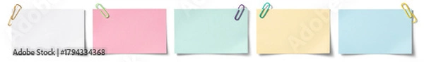 Obraz ペーパークリップの留められた、カラフルな名刺大のメモ。もしくはカード