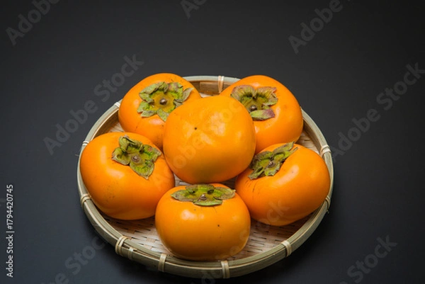 Fototapeta 美味しい秋の自然の恵み　柿をたくさん並べて