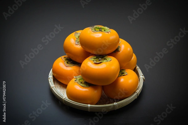 Obraz 美味しい秋の自然の恵み　柿をたくさん並べて