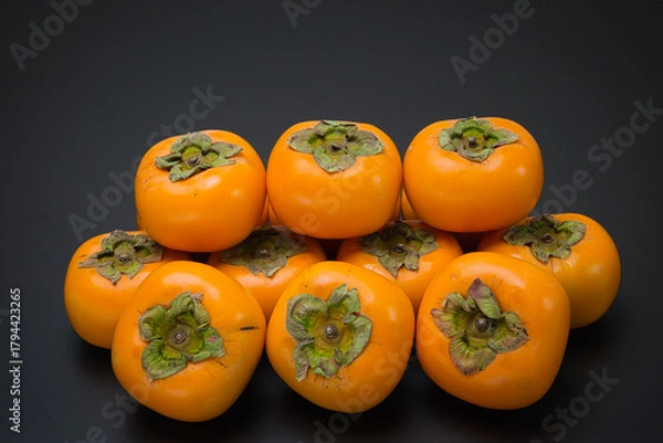 Obraz 美味しい秋の自然の恵み　柿をたくさん並べて