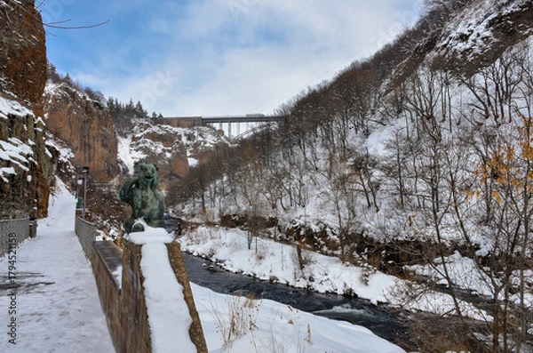 Fototapeta snow covered walkway in Arpa river canyon near Jermuk arch bridge (Vayots Dzor, Armenia)