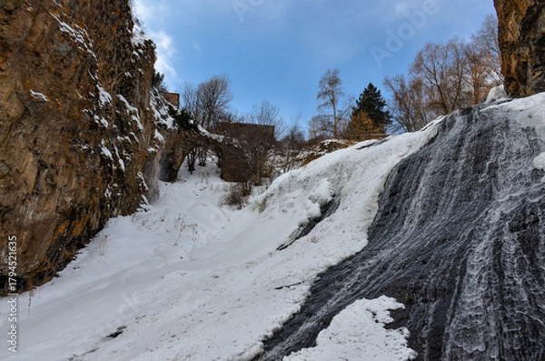 Fototapeta frozen Jermuk waterfall and red rocks of Arpa river canyon (Vayots Dzor, Armenia)